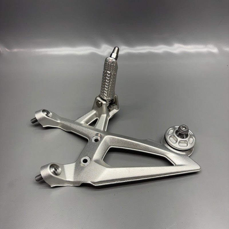 BMW S1000R FOOTREST PLATE RIGHT 2020 2021 2022 2023 2024 2025 OEM 9467