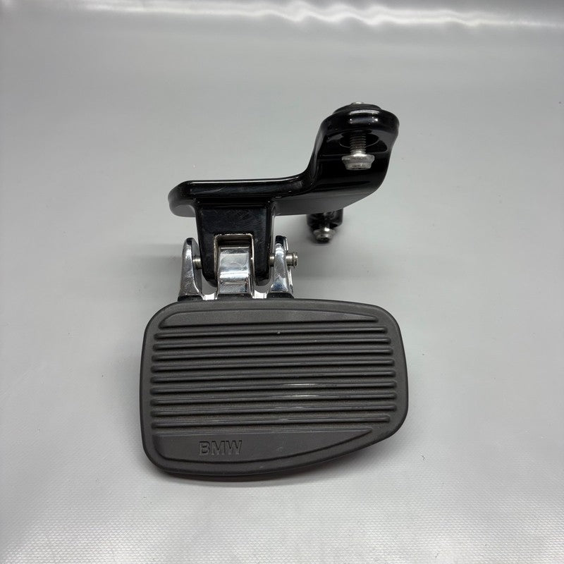 9467719 BMW R18 TRANSCONTINENTAL FOOTREST PLATE LEFT REAR 2020 2021 2022 2023 2024 OEM