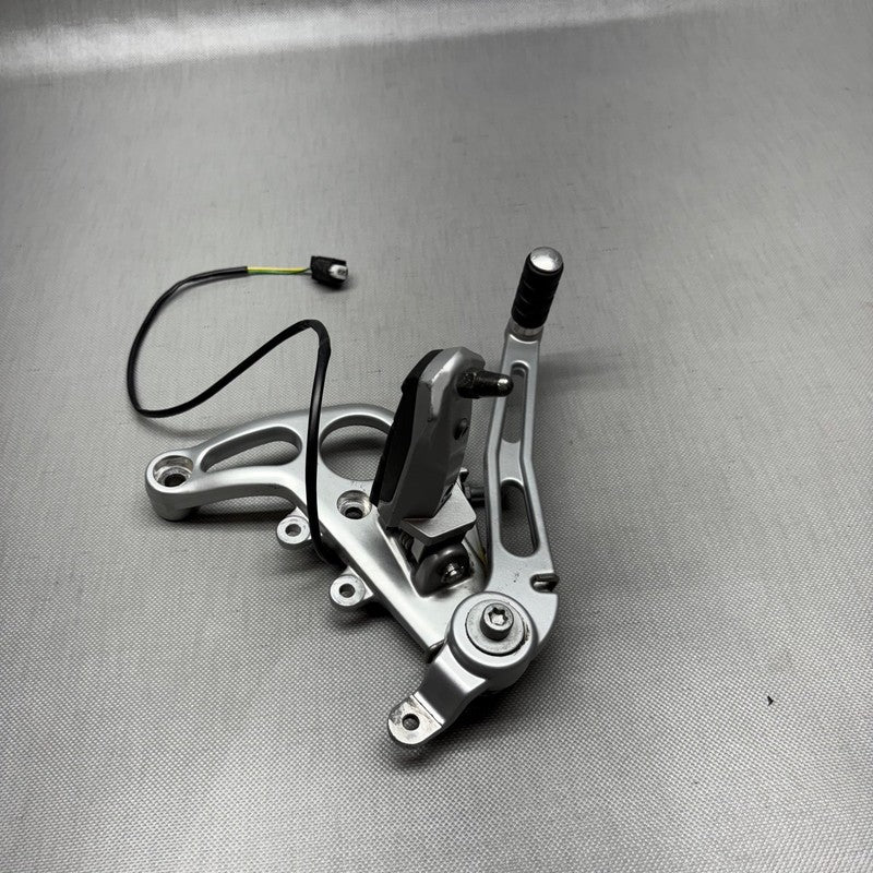 2335872 BMW R1150RS REAR BRAKE LEVER AND FOOTPEG RIGHT 2002 2003 2004 2005 2006 2335872