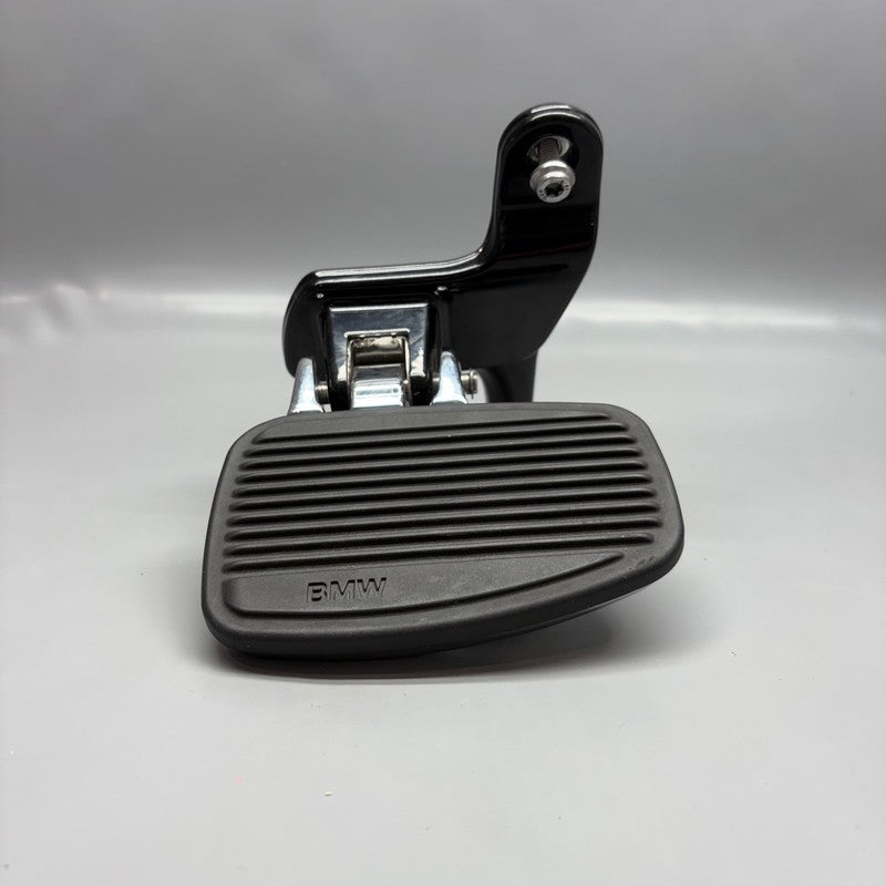 9467719 BMW R18 TRANSCONTINENTAL FOOTREST PLATE LEFT REAR 2020 2021 2022 2023 2024 OEM