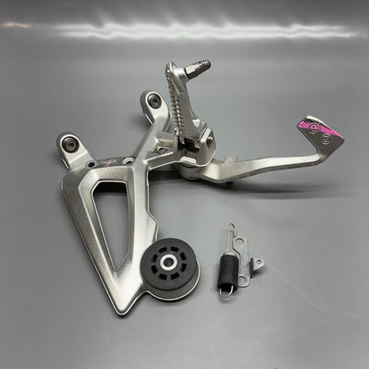 BMW S1000R FOOTREST PLATE RIGHT 2020 2021 2022 2023 2024 2025 OEM 9467