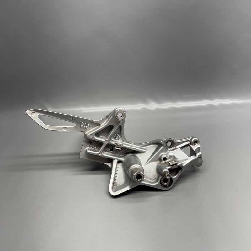 7678669 BMW F800ST FOOTREST LEFT FRONT 2005 2006 2007 2008 2009 2010 2011 OEM 7678669