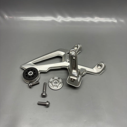 BMW S1000R FOOTREST PLATE RIGHT 2020 2021 2022 2023 2024 2025 OEM 9467