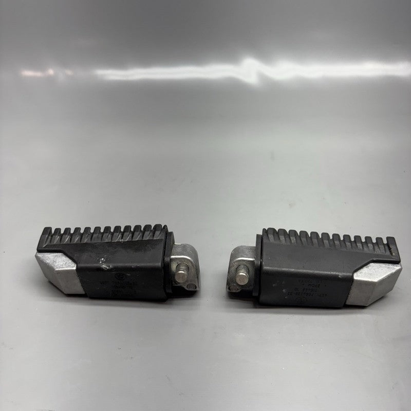 7664525 BMW R1200GS FOOTPEG RIGHT LEFT REAR 2009 2010 2011 2012 2013 OEM 7664525