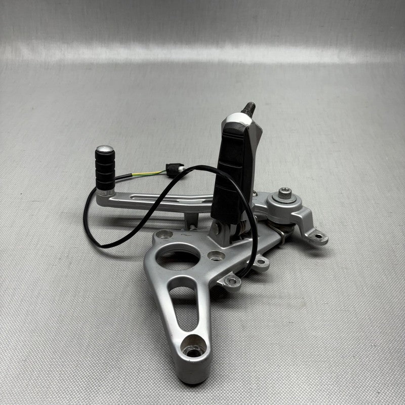 2335872 BMW R1150RS REAR BRAKE LEVER AND FOOTPEG RIGHT 2002 2003 2004 2005 2006 2335872