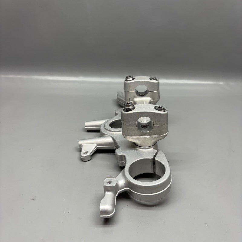 9899334 BMW R18 B FORK CROSS BRACE UPPER 2020 2021 2022 2023 2024 OEM 9899334