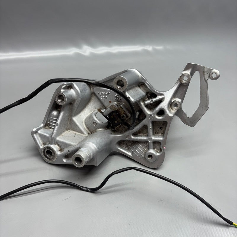 7678670 BMW F800ST FOOTREST RIGHT FRONT 2005 2006 2007 2008 2009 2010 2011 OEM 7678670