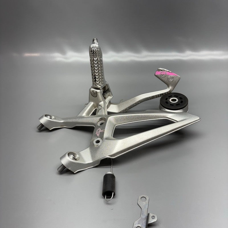 BMW S1000R FOOTREST PLATE RIGHT 2020 2021 2022 2023 2024 2025 OEM 9467