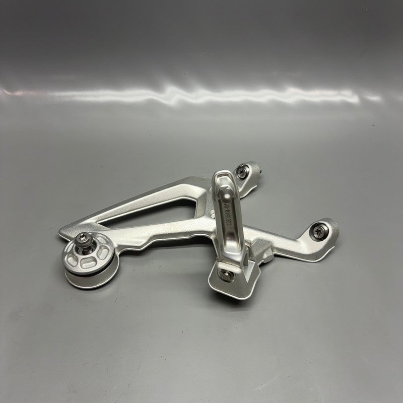 BMW S1000R FOOTREST PLATE RIGHT 2020 2021 2022 2023 2024 2025 OEM 9467