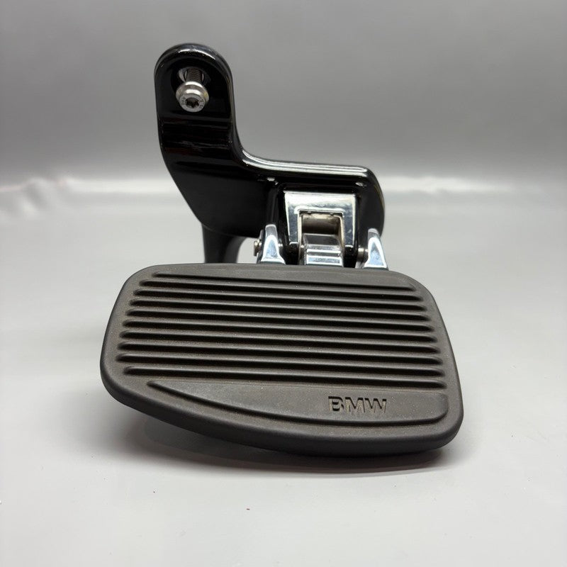 9467718 BMW R18 TRANSCONTINENTAL FOOTREST PLATE RIGHT REAR 2020 2021 2022 2023 2024 OEM