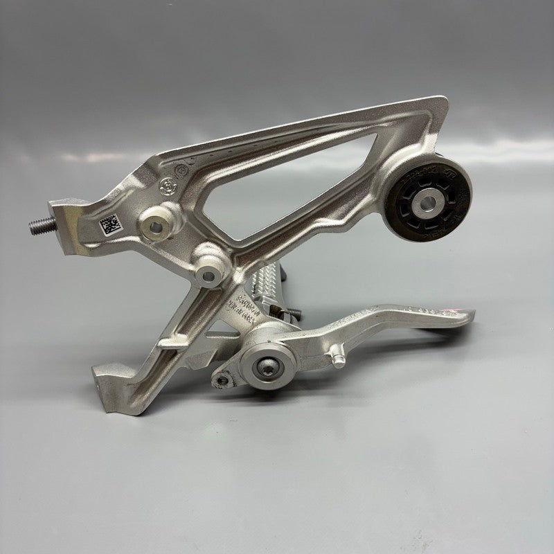 BMW S1000R FOOTREST PLATE RIGHT 2020 2021 2022 2023 2024 2025 OEM 9467