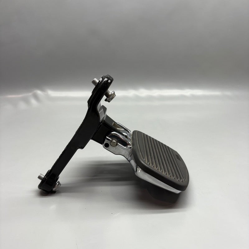 9467718 BMW R18 TRANSCONTINENTAL FOOTREST PLATE RIGHT REAR 2020 2021 2022 2023 2024 OEM