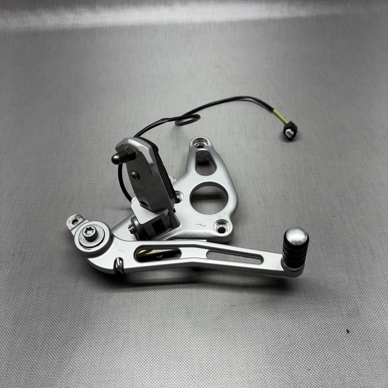 2335872 BMW R1150RS REAR BRAKE LEVER AND FOOTPEG RIGHT 2002 2003 2004 2005 2006 2335872