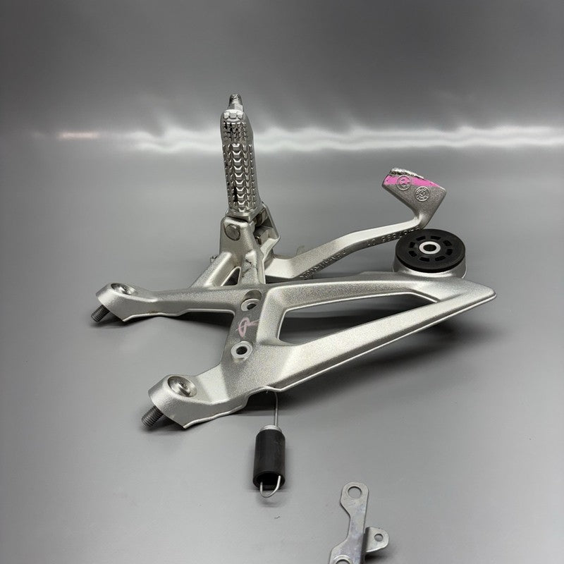 9467694 BMW S1000R FOOTREST PLATE RIGHT 2020 2021 2022 2023 2024 2025 OEM 9467694