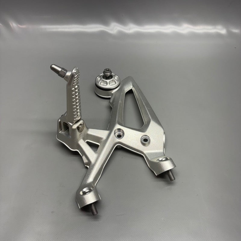 BMW S1000R FOOTREST PLATE RIGHT 2020 2021 2022 2023 2024 2025 OEM 9467