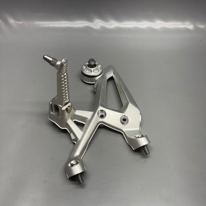 BMW S1000R FOOTREST PLATE RIGHT 2020 2021 2022 2023 2024 2025 OEM 9467