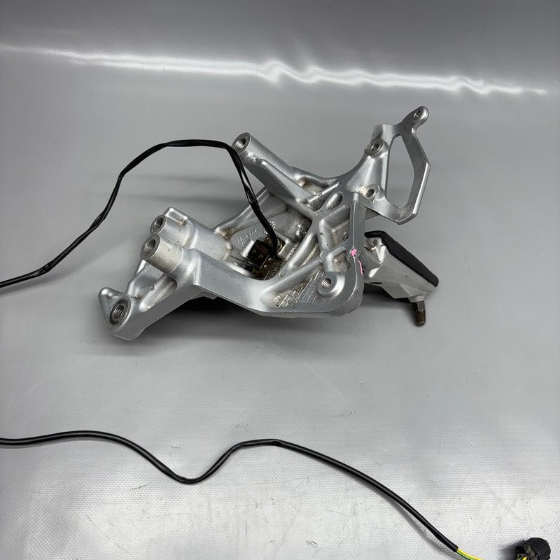 7678670 BMW F800ST FOOTREST RIGHT FRONT 2005 2006 2007 2008 2009 2010 2011 OEM 7678670