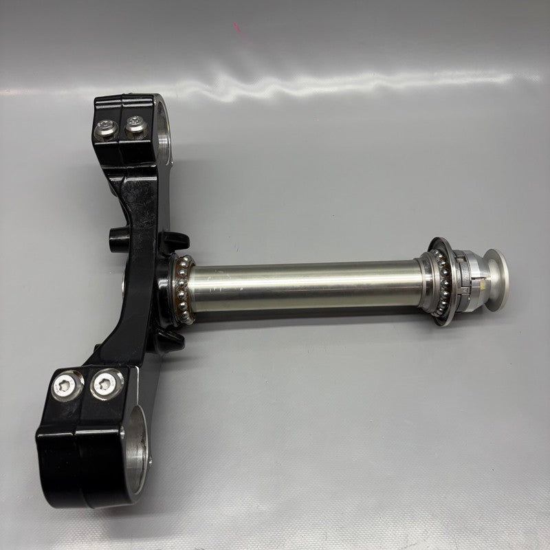 9899335 BMW R18 TRANSCONTINENTAL LOWER FORK CROSS BRACE 2020 2021 2022 2023 2024 OEM 