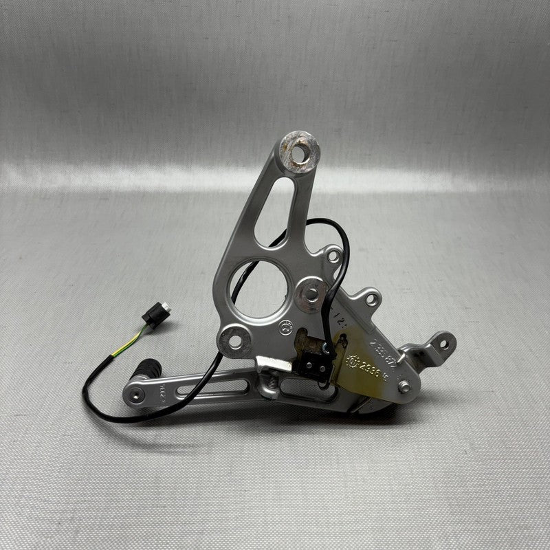 2335872 BMW R1150RS REAR BRAKE LEVER AND FOOTPEG RIGHT 2002 2003 2004 2005 2006 2335872