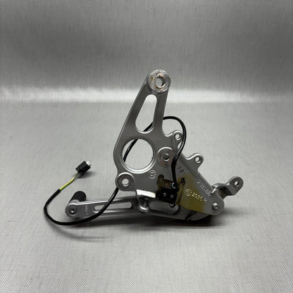2335872 BMW R1150RS REAR BRAKE LEVER AND FOOTPEG RIGHT 2002 2003 2004 2005 2006 2335872