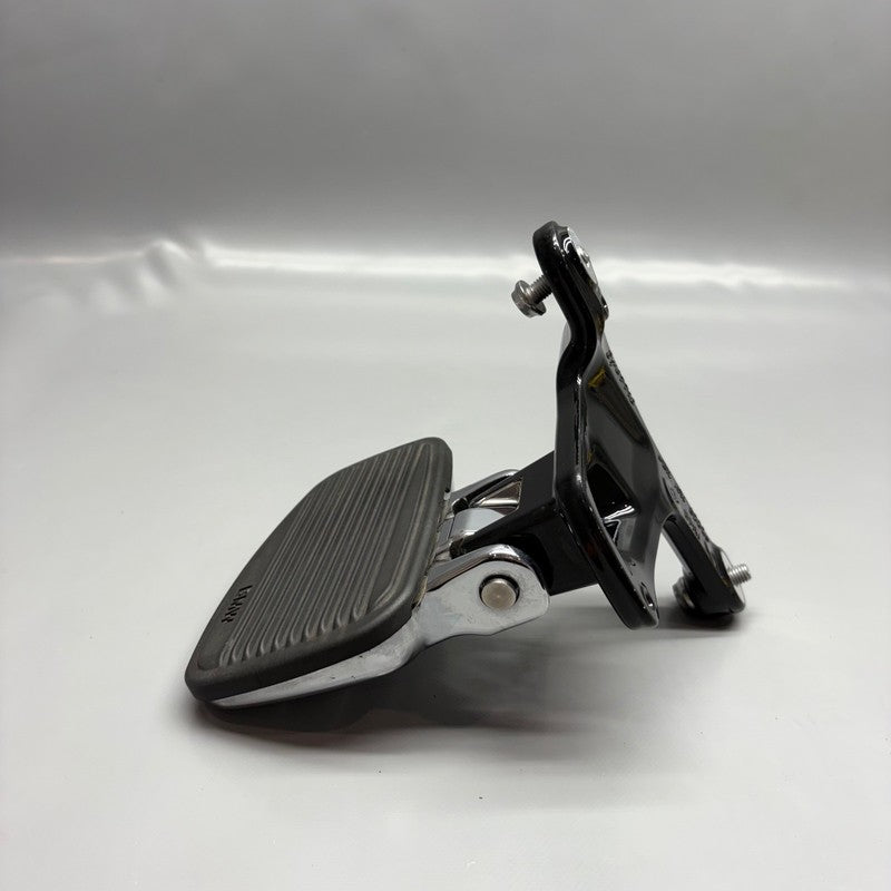 9467718 BMW R18 TRANSCONTINENTAL FOOTREST PLATE RIGHT REAR 2020 2021 2022 2023 2024 OEM