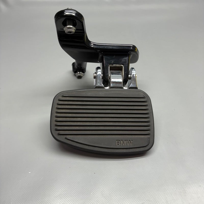9467718 BMW R18 TRANSCONTINENTAL FOOTREST PLATE RIGHT REAR 2020 2021 2022 2023 2024 OEM
