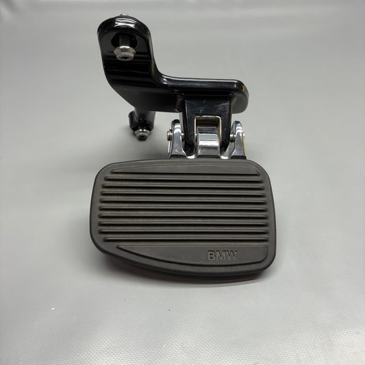 9467718 BMW R18 TRANSCONTINENTAL FOOTREST PLATE RIGHT REAR 2020 2021 2022 2023 2024 OEM